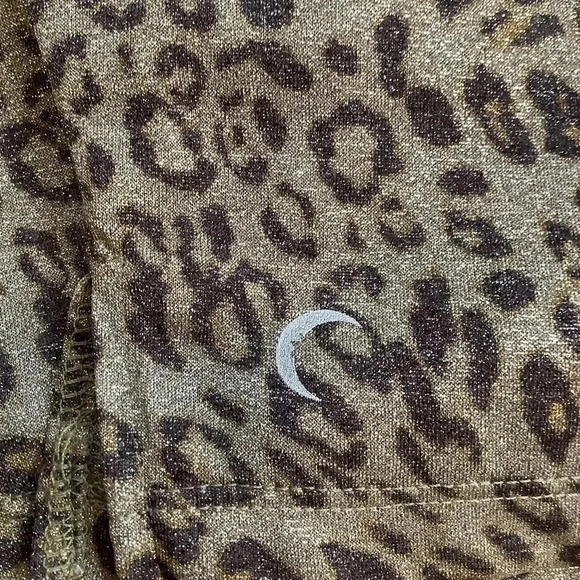 ZYIA Leopard Crop Hoodie Cheetah Gold Shimmer - Picture 7 of 11